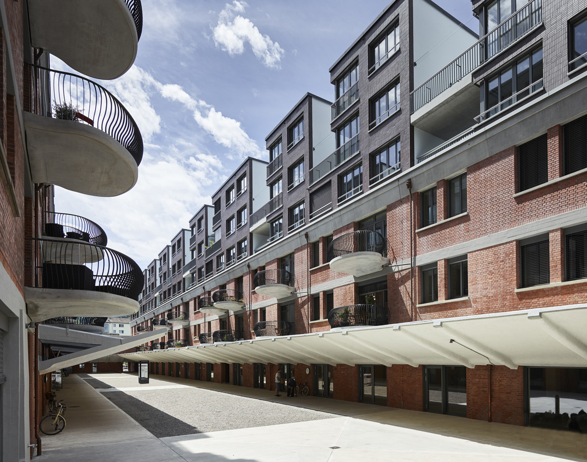 Zwei Backstein-Lagerhäuser (Pfleghard Haefeli Architekten, Baujahr 1926/27) sind mit drei neuen Etagen aufgestockt worden. In den Lagerhallen selbst sind unter anderem die bekannten Pilzstützen von Maillart anzutreffen. Der Umnutzung haben sich Meili Peter Architekten gewidmet und dadurch die Gebäude als Remineszenz zur ehemaligen Nutzung bewahrt. Die umgenutzten und aufgestockten Gründerbauten umrahmen die Marktgasse mit Einkaufsmöglichkeiten, die den öffentlich nutzbaren Kern für die neue Wohnsiedl