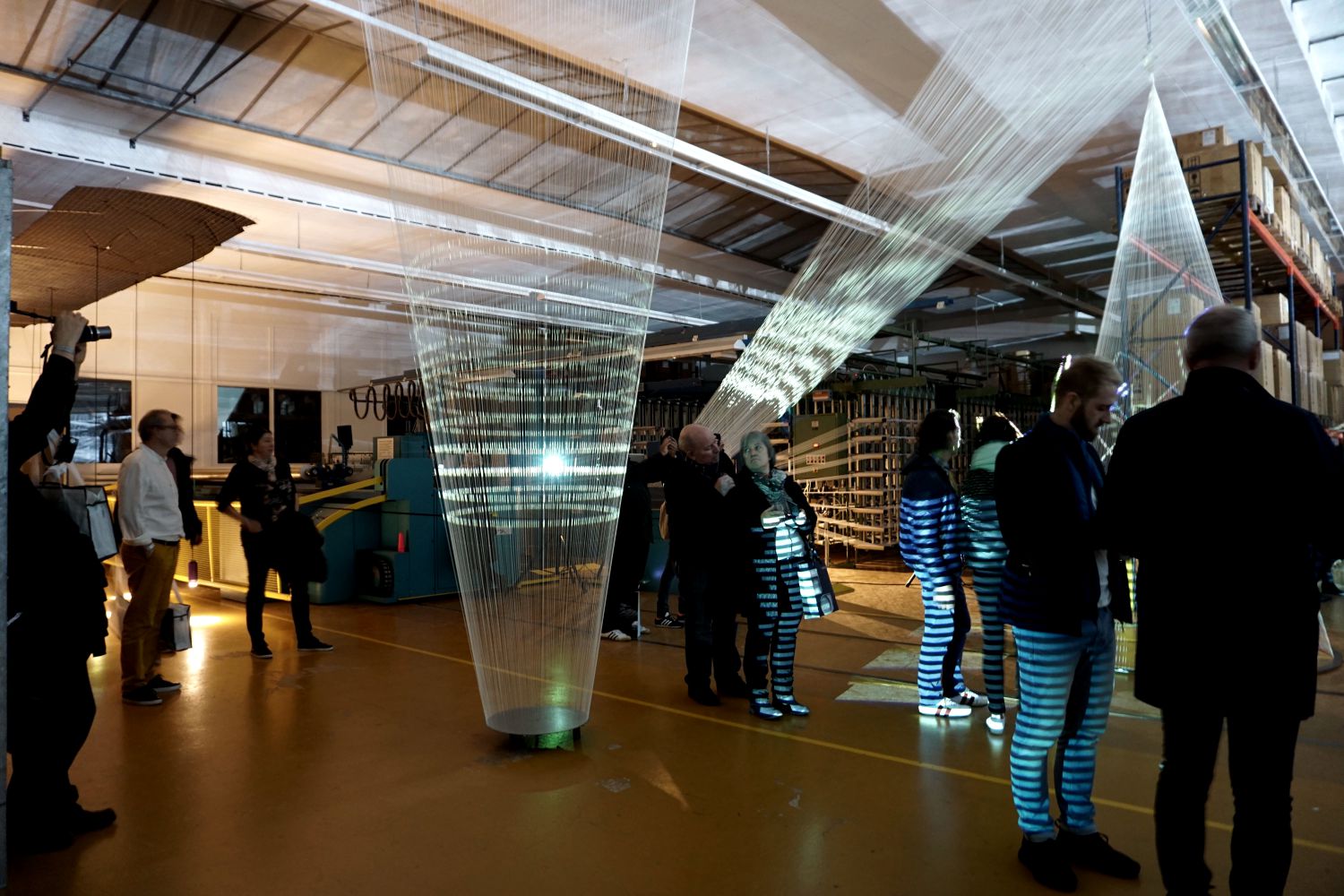 Installazione Création Baumann e Benjamin Thut, filati e videoproiezioni