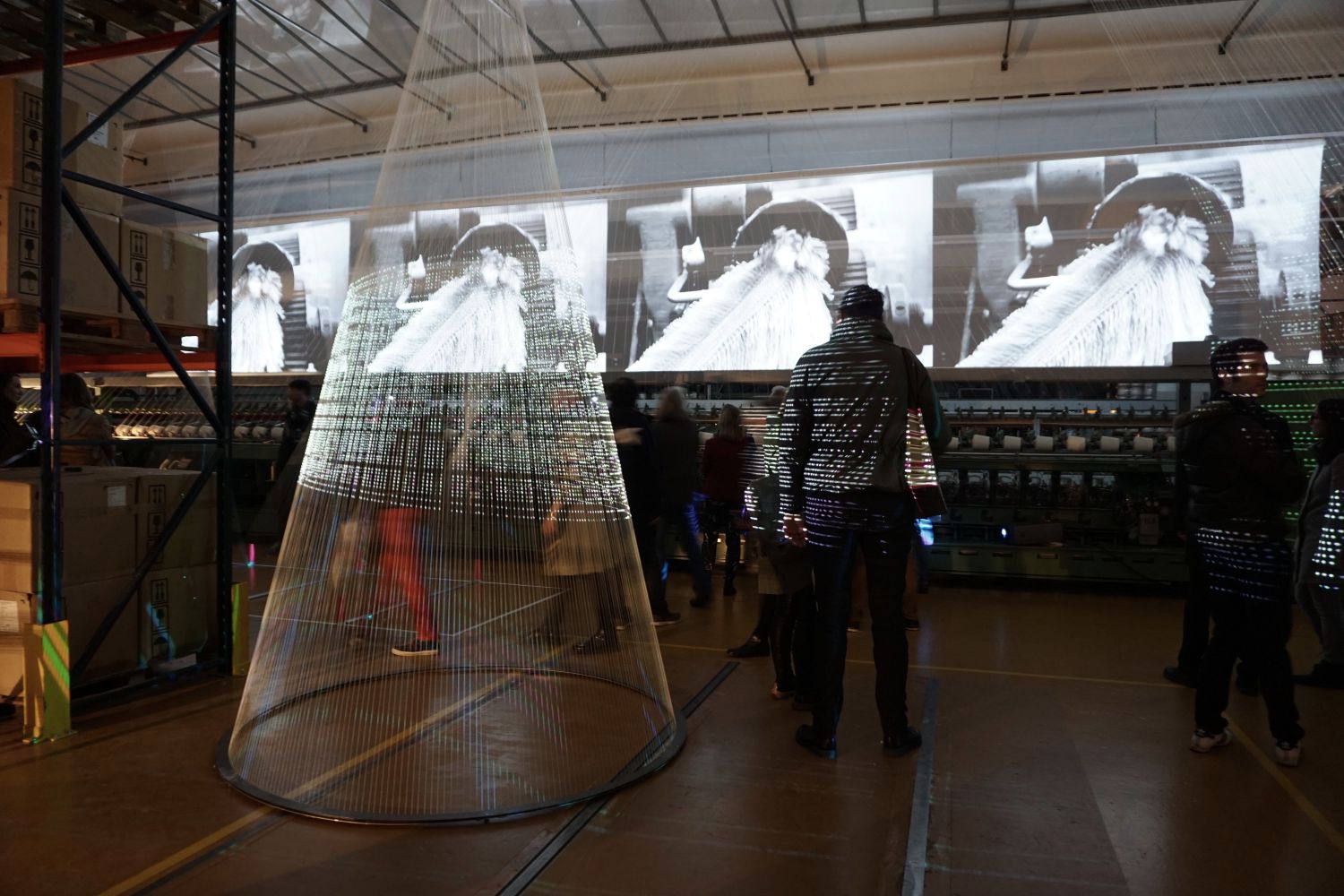 Installazione Création Baumann e Benjamin Thut, filati e videoproiezioni