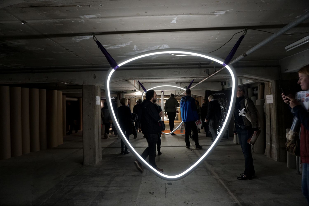 «Swinging Lamps» am Stand von Sattler.