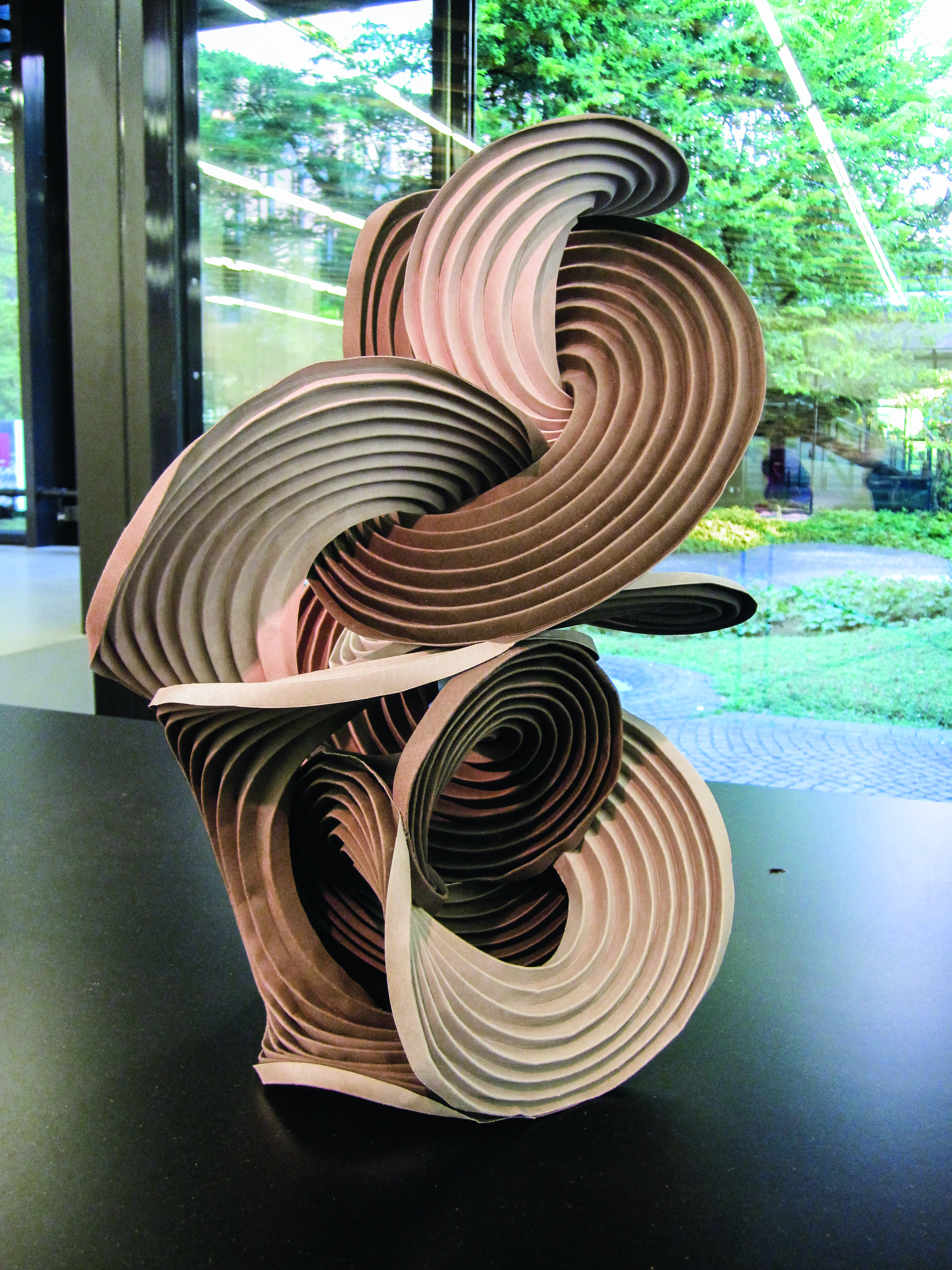 «Curved-Crease Sculpture» von Erik und Martin Demaine, 2012. Aus den von Hand gefalteten Formen werden mathematische Prinzipien für die Architektur abgeleitet.