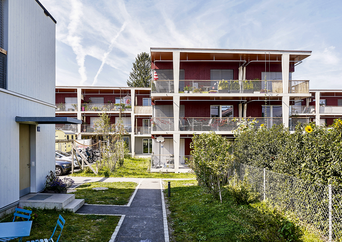 Brüggliäcker, Zürich, von BS + EMI Architektenpartner: Die dreigeschossigen Bauten nehmen in Massstäblichkeit und Materialität Bezug auf die einfache Bauweise der benachbarten Quartiere.