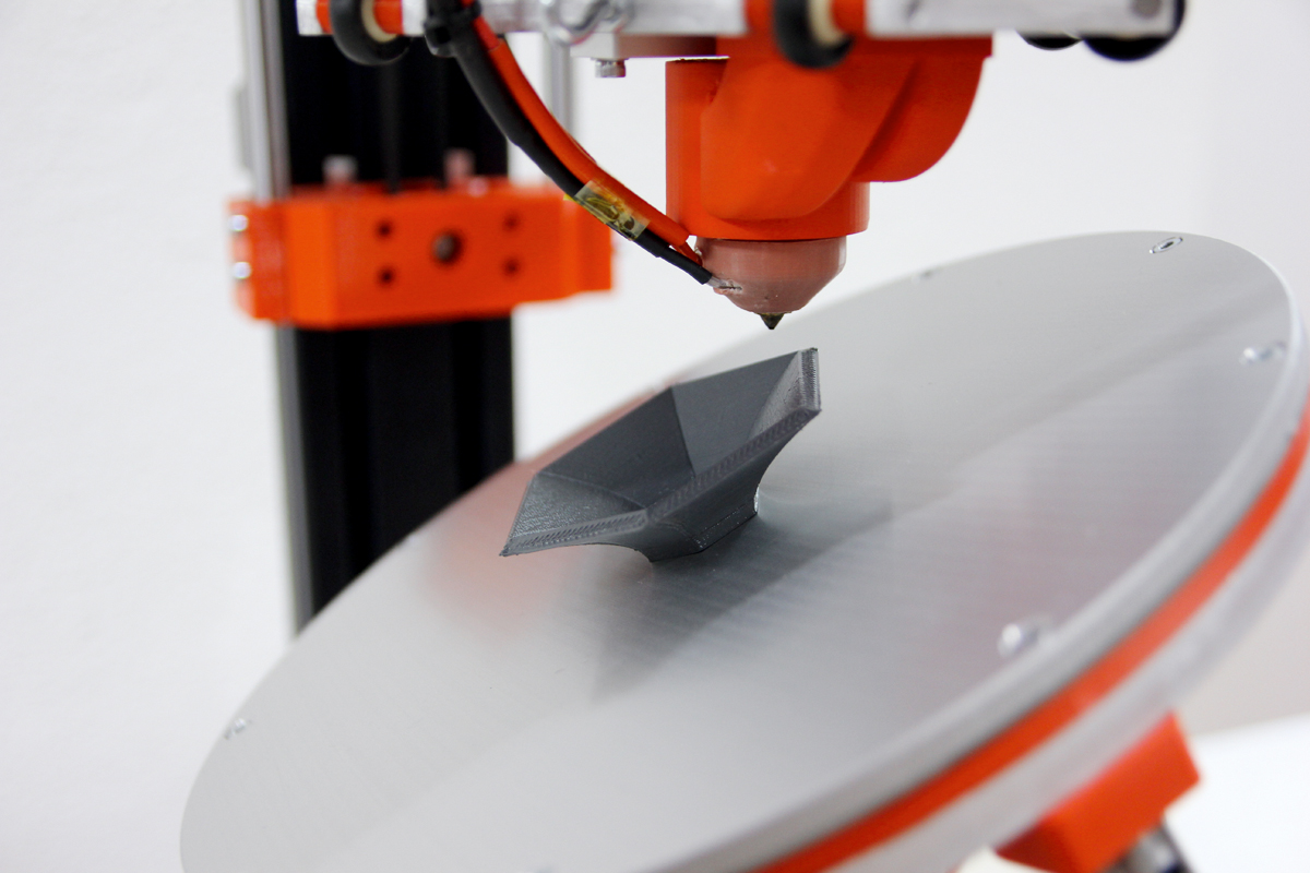 Am Institut für Mechatronische Systeme haben indessen zwei Masterstudierende ein neues sechsachsiges 3-D-Druck-Verfahren entwickelt, das auch ohne zusätzliche Stützstruktur stark überhängende Geometrien fertigen kann.