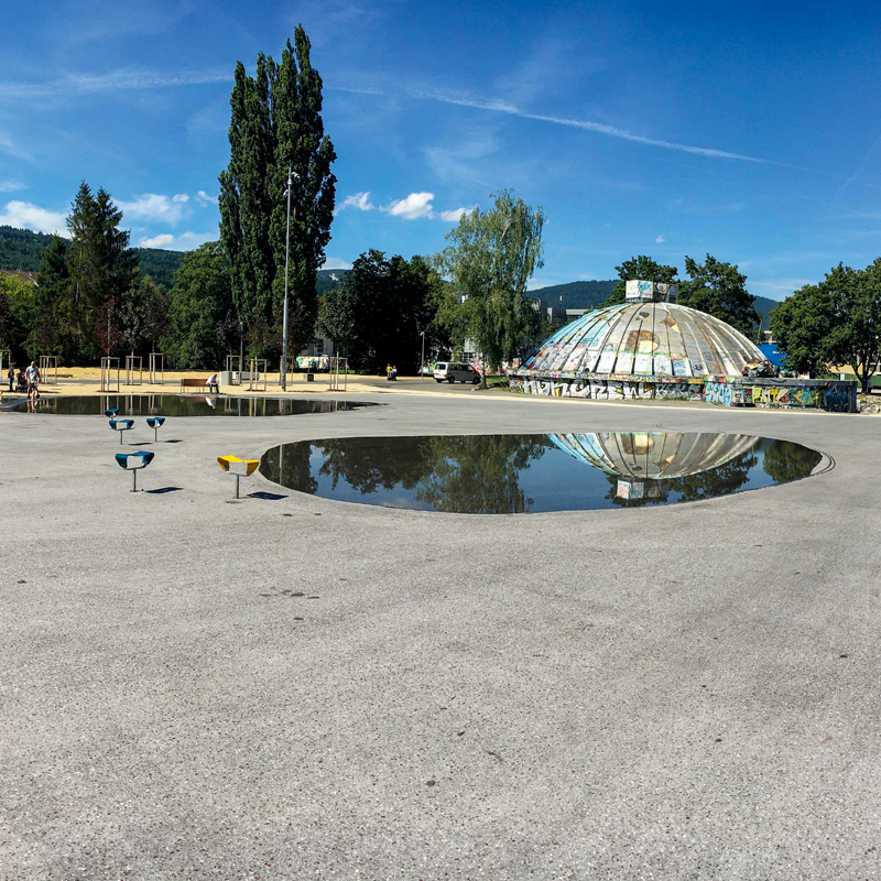 Die grosse Esplanade vor dem Kongresshaus, gestaltet von raderschallpartner landschaftsarchitekten, ist ein Beispiel aktueller Freiraumgestaltung in der Stadt Biel.
