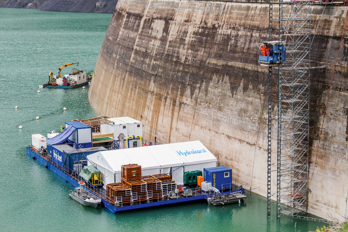 Ponton mit den Einrichtungen für die Unterwasserarbeiten.