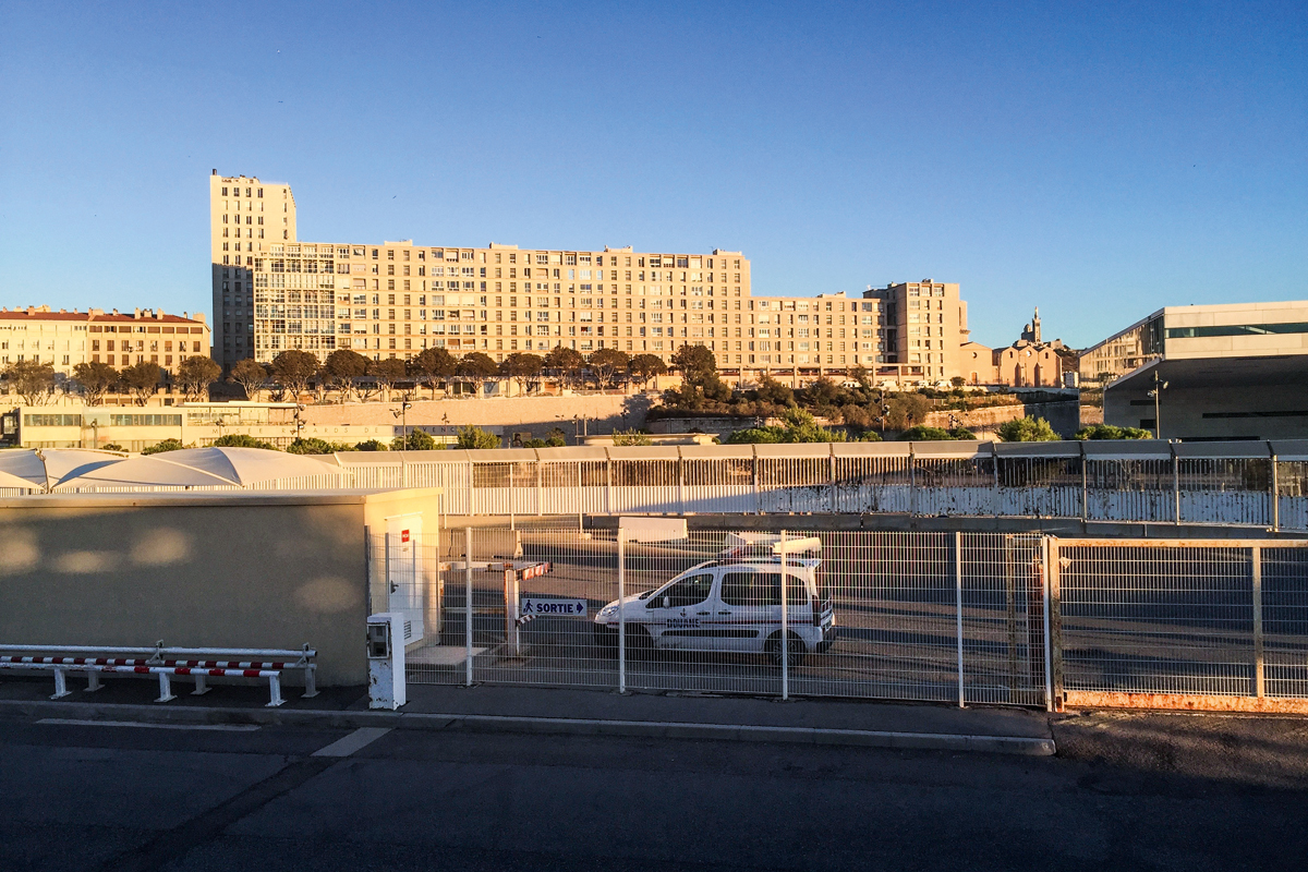 Der längste Baukörper von «La Tourette» bietet seinen Bewohnern Ausblicke auf den Vieux Port und das Mittelmeer. Die Anlage krönt die Hügelkuppe, schützt vor dem Mistral und empfängt Reisende, die auf dem Seeweg kommen, mit seiner Skyline.