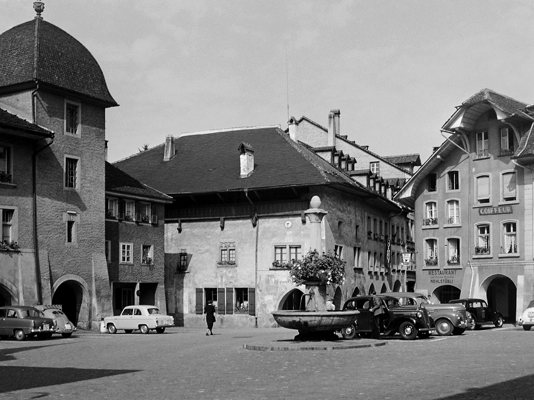 Bildbeispiel aus der App: der Rathausplatz von Thun in den 1950er-Jahren.