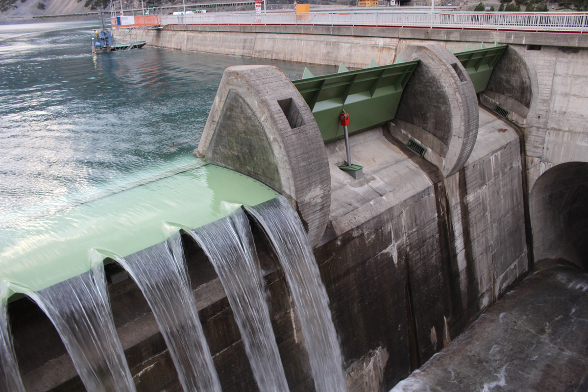 Revidierte Hochwasserentlastungsklappen. Da der See voll ist, kann das so abgeleitete Wasser für die Restwasserversorgung des Spöls benutzt werden.