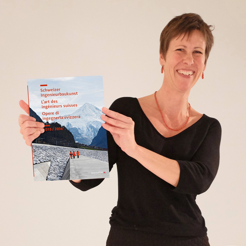Darüber gesprochen wurde schon vor neun Jahren. Diesen Herbst ist es nun erhältlich, dank dem Engagement der beiden Verbände SIA und usic. Espazium-Verlagsleiterin Katharina Schober präsentiert das erstmals erschienene Buch «Schweizer Ingenieurbaukunst 2015/2016».