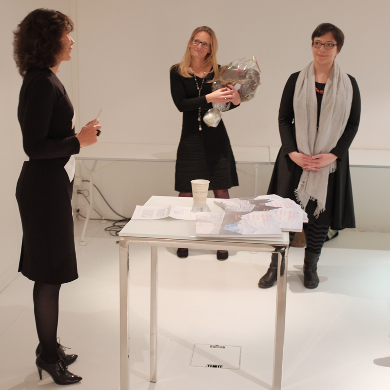 Die Macherinnen im Fokus: Judit Solt, TEC21-Chefredaktorin, verdankt den eindrucksvollen Einsatz von Clementine Hegner-van Rooden, verantwortliche Redaktorin, und Art-Directorin Anna-Lena Walther.