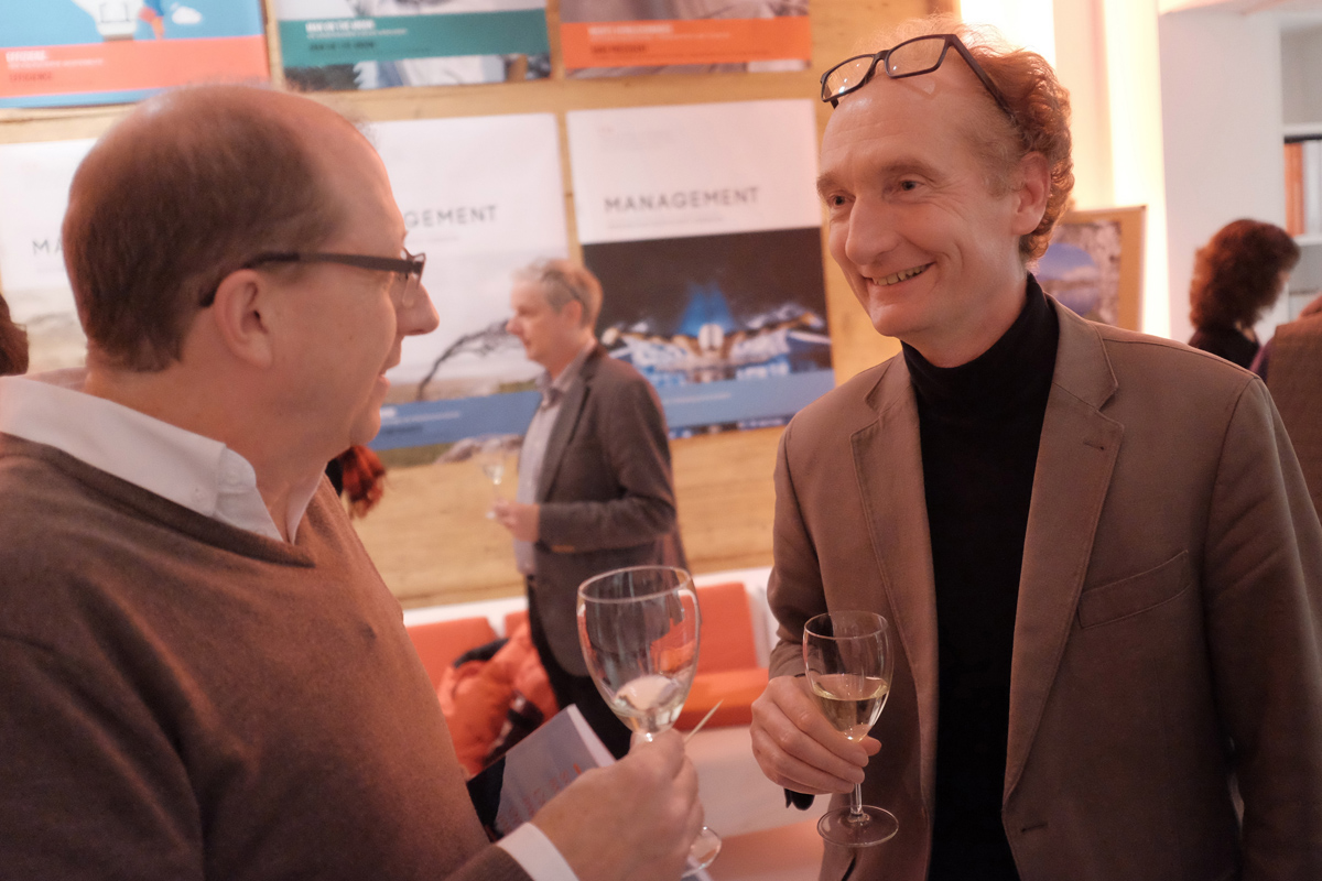 Herausragende Bauwerke sind im Ingenieurjahrbuch dokumentiert. Die Urheber selbst durften an der Buchvernissage darauf anstossen: Gianfranco Bronzini, Mitglied der Geschäftsleitung Conzett Bronzini Partner AG (links) und Pascal Klein, Klein Engineering/bridgelab.