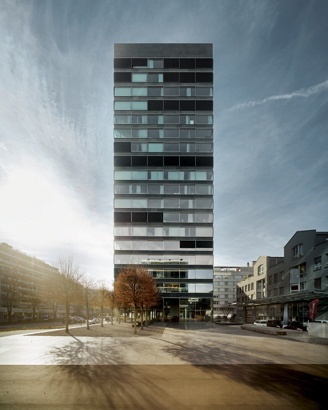 Eine Auszeichung «Gute Bauten im Kanton Zug» erhielt das Hochhaus B125 in Zug (2014) von Philipp Brühwiler und Konrad Hürlimann.
