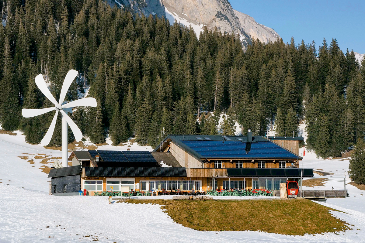 Bergrestaurant Gamplüt in Wildhaus mit neuem Windrad.