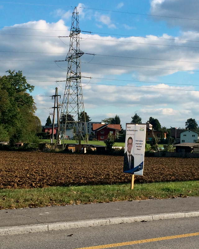 220-kV-Freileitung über dem Siedlungsgebiet in Riniken; die bestehende Trasse wird grossräumig verlegt und auf einem kurzen Abschnitt in den Boden gelegt. In niedrigeren Spannungsbereichen ist die Erdverkabelung bereits mehrfach ausgeführt worden.