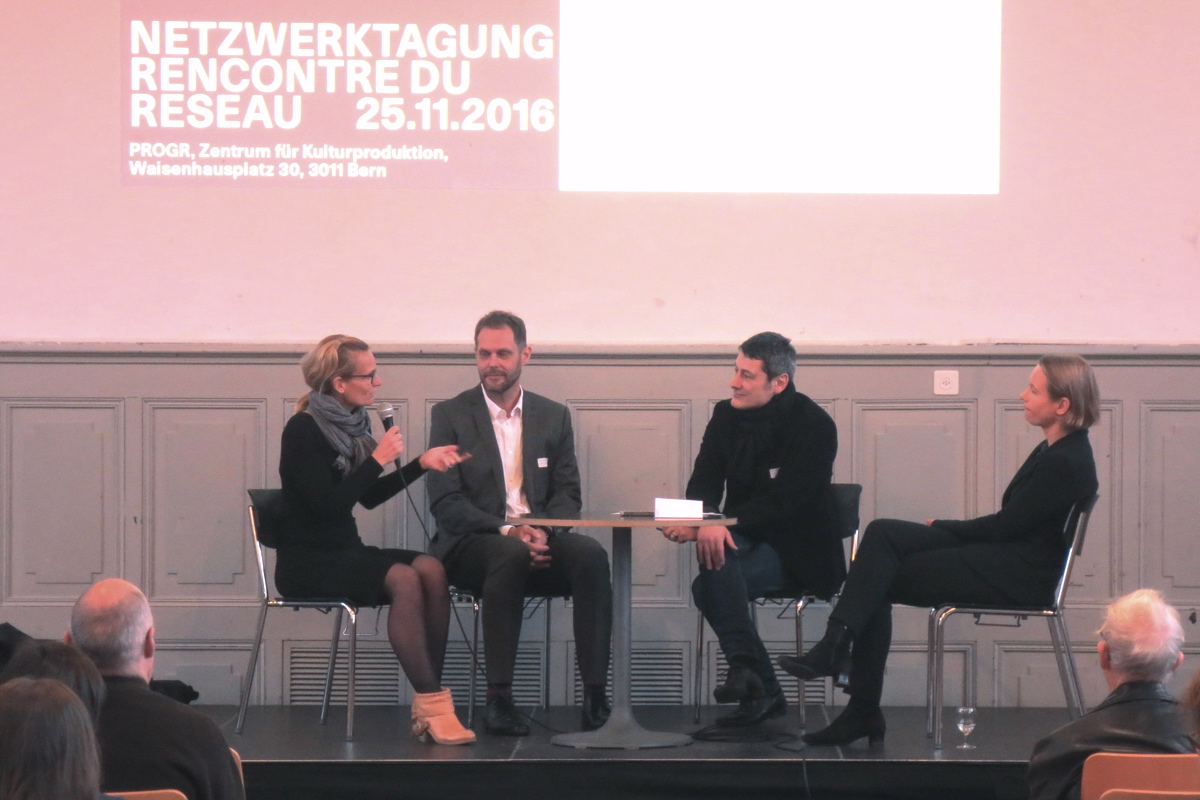Auf die Vorträge am Vormittag folgte eine Podiumsdiskussion mit den Vortragenden Clementine Hegner-van Rooden, Roman Hermann und Anna Jessen (v. l. n. r.), moderiert von Spacespot-Geschäftsführer Marko Sauer ( 2. v.r.).