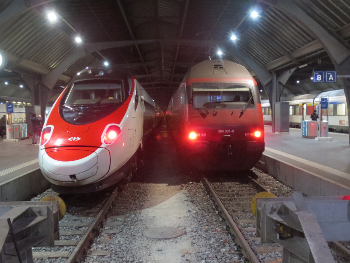 Zürich HB, kurz vor 6 Uhr: In wenigen Minuten fährt der erste Eurocity (links im Bild) ab, der die Fahrplan-Premiere zur Durchfahrt durch den Gotthard-Basistunnel vornehmen wird.