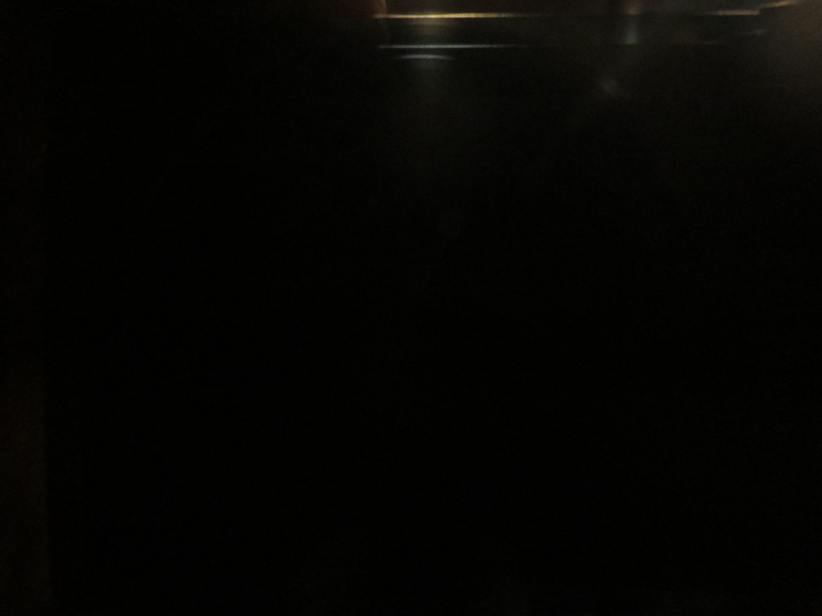 Wie nichts anders zu erwarten war: Ein Blick aus dem Zugsfenster ins Dunkle während der Tunnelpassage.