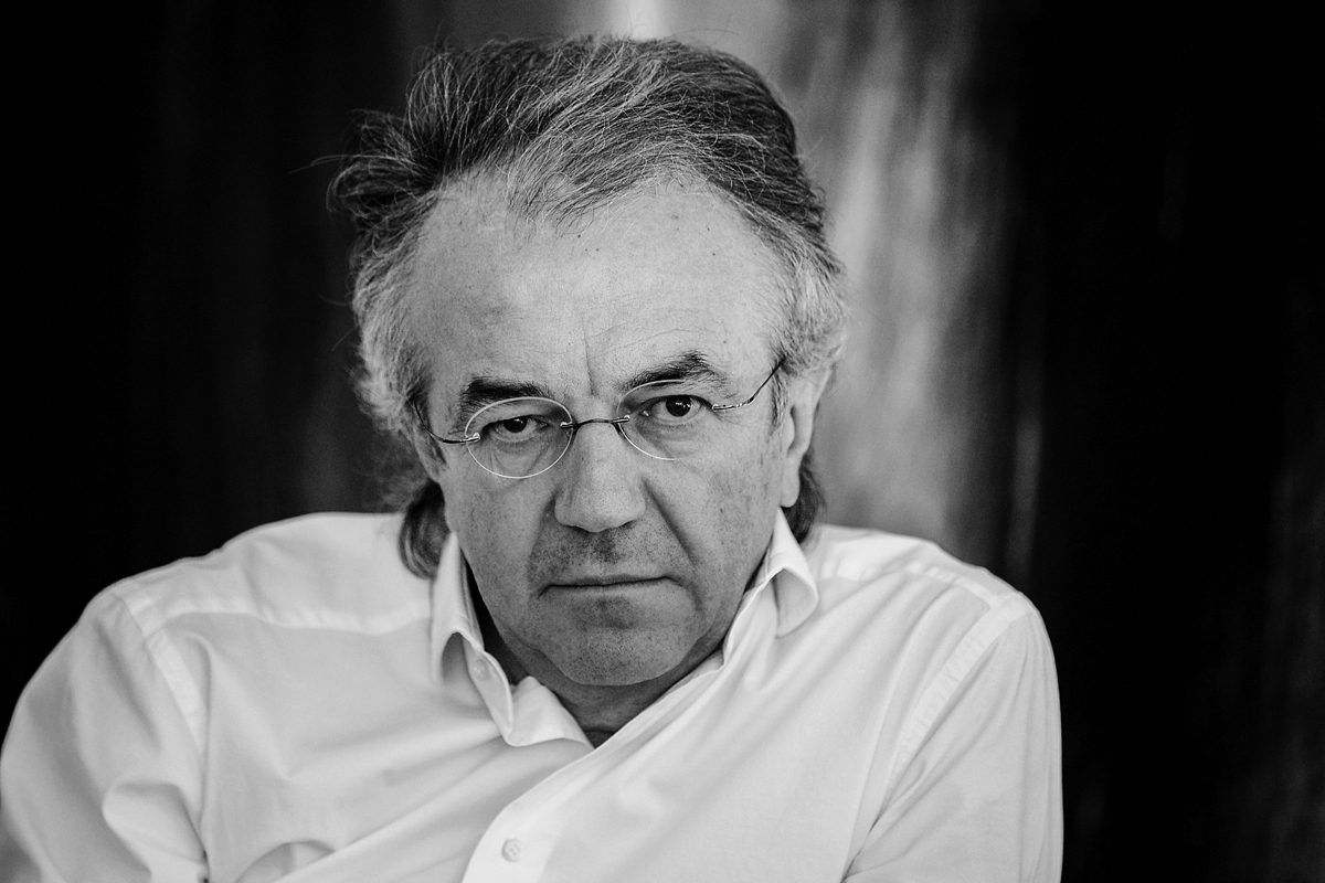 Prof. Werner Sobek ist Architekt und beratender Ingenieur. Er leitet das ILEK der Universität Stuttgart und lehrt als Gastprofessor an Universitäten im In- und Ausland. Zudem ist er Gründer der Werner Sobek Group, eines weltweit tätigen Verbunds von Planungsbüros für Architektur, Tragwerksplanung, Fassadenplanung, Nachhaltigkeitsberatung und Design.