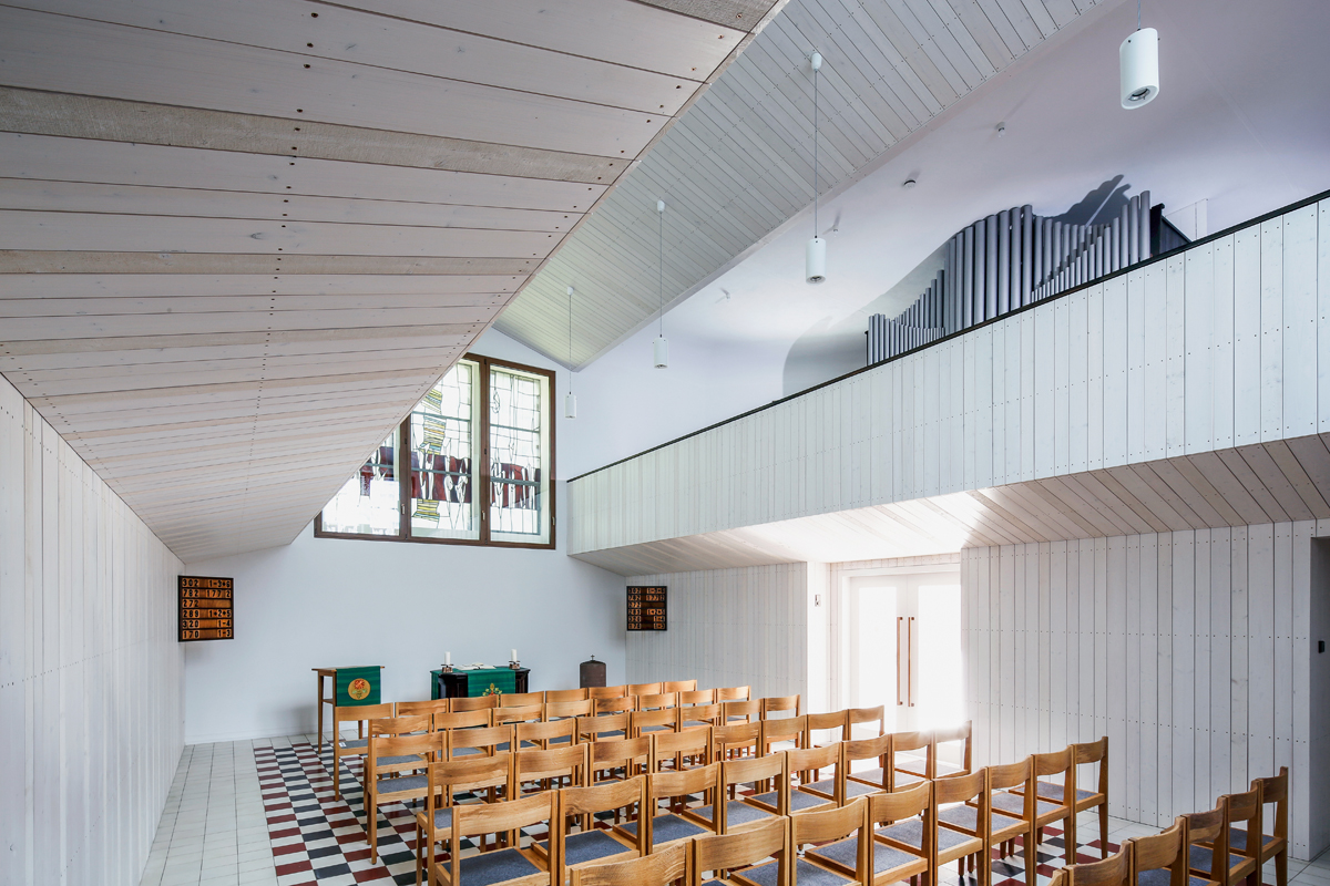 Ein lichter Raum, der zum Verweilen einlädt. Hier kommt die Gemeinde zusammen, um den Gottesdienst oder auch Feste innerhalb der Kirchgemeinde zu feiern. Anstelle des ursprünglich vorhandenen schweren Kirchengestühls erlaubt es die neue variable Möblierung, den Sakralraum nicht nur liturgisch, sondern auch für gemeinschaftliche Anlässe zu nutzen.