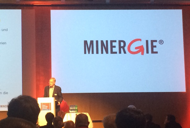 Was ändert bei Minergie? Und was bleibt sich gleich? Der stellvertretende Geschäftsleiter Armin Binz bei der Präsentation der Minergie-Kennzahlen 2017 bei der Bau- und Energiemesse in Bern.