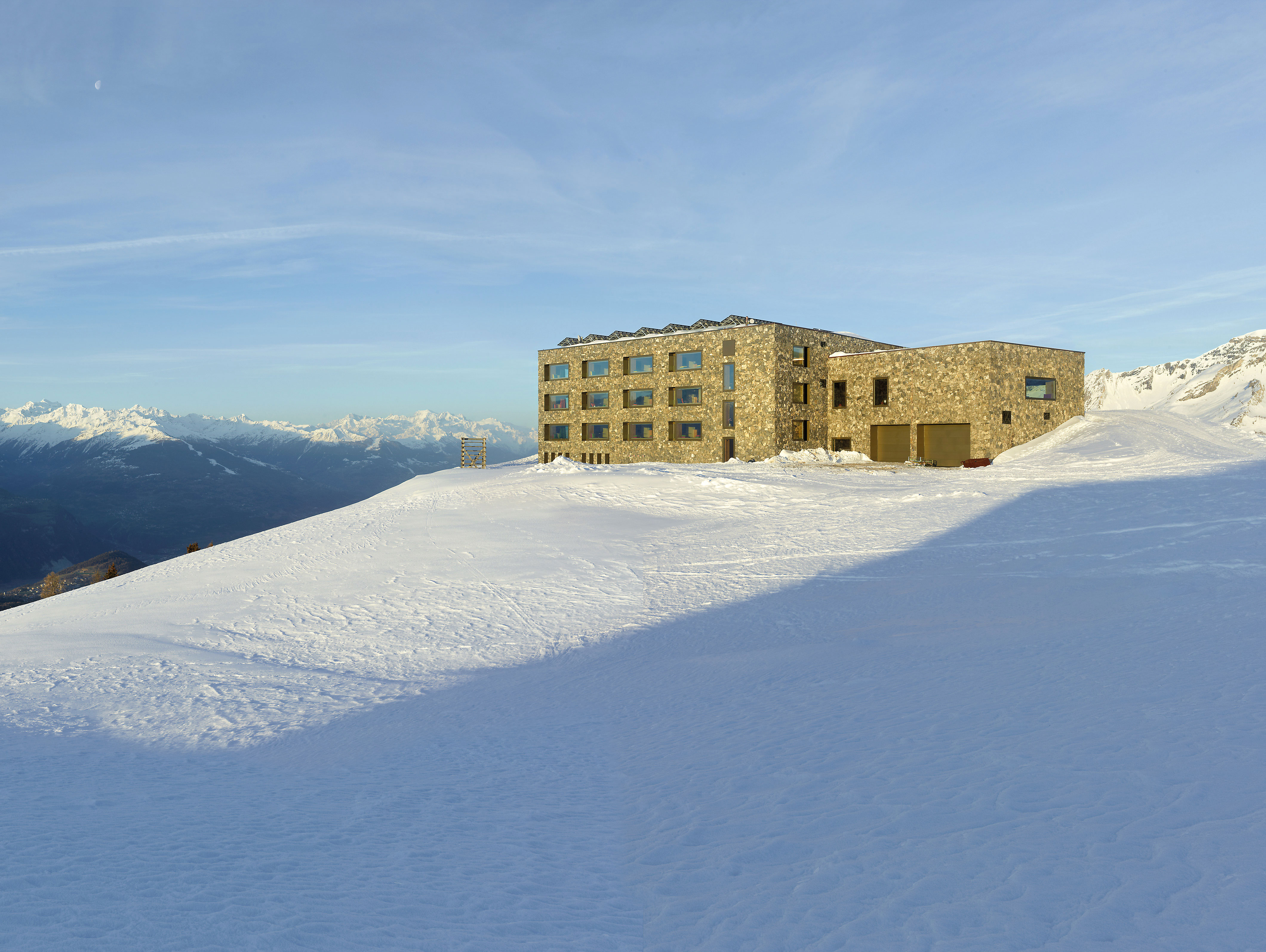 Projet de rénovation en Valais : Chetzeron, ancienne gare de télécabine transformée en hôtel-restaurant de luxe (Actescollectifs Architectes)