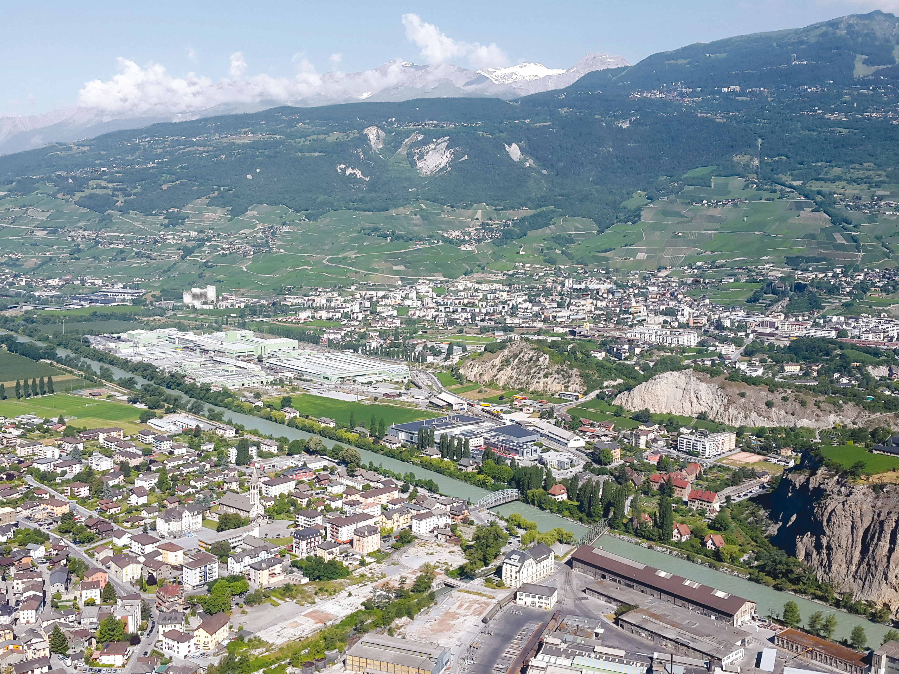 La ville-territoire alpine. L’industrie Constellium à Sierre et les relations spatiales entre les différents éléments hétérogènes qui composent la « ville-territoire alpine ».