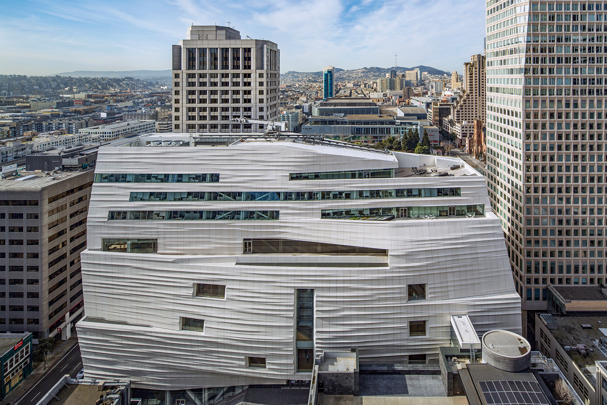 Der Anbau des SFMoMA von Snøhetta orientiert sich mit seinen Öffnungen und der Terrasse im 7. Geschoss vorrangig zur entgegengesetzten Seite der Stadt hin. Vom Botta-Gebäude ist auf dieser Seite nichts zu sehen, da es vom Anbau verdeckt wird.