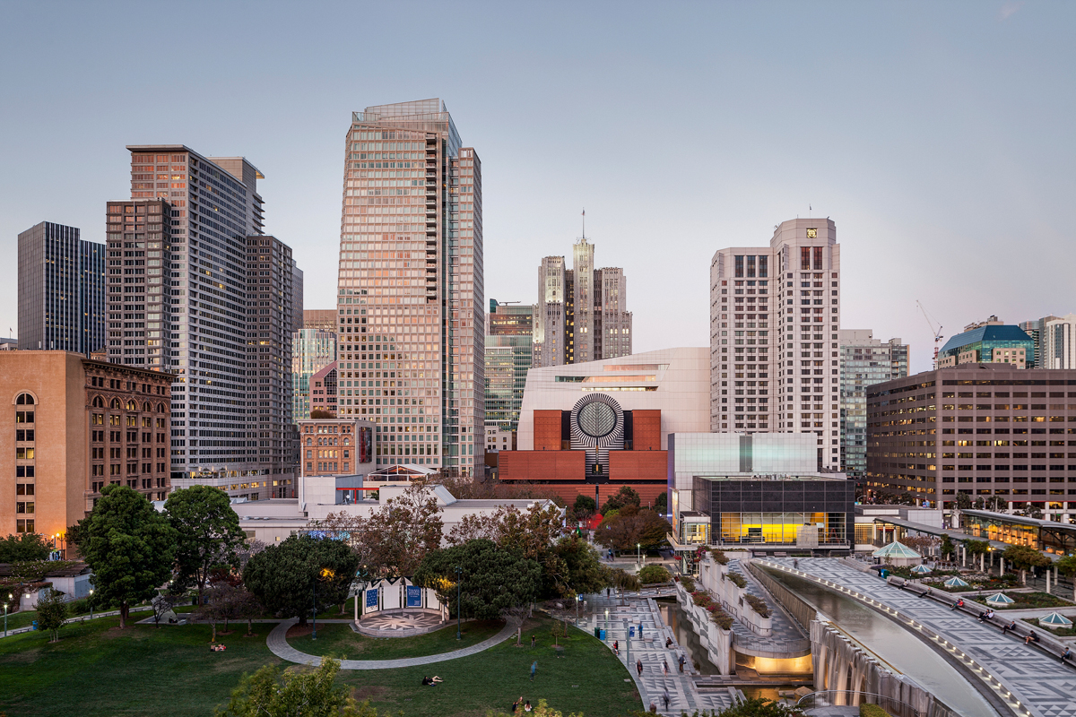 San Francisco. Blick auf das postmoderne Museum von Mario Botta im Vordergrund und den Anbau von Snøhetta dahinter.
