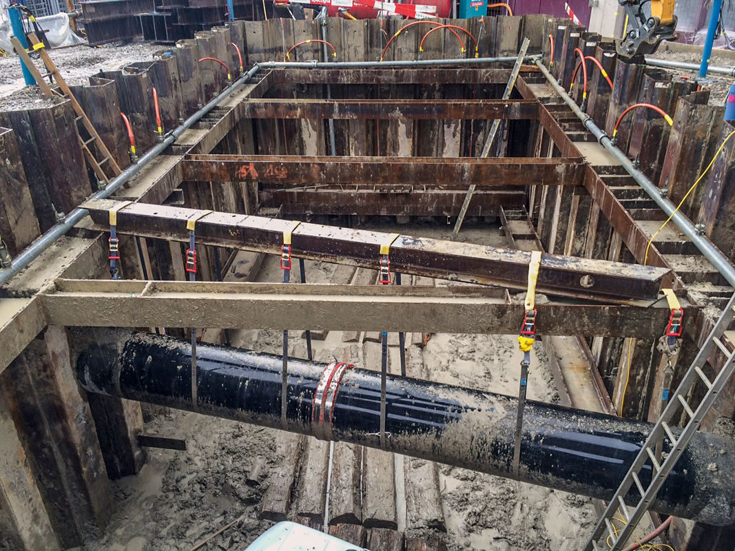 Durchdringung der Spundwand mit der Abwasserleitung vor dem Bau des Ölrückhaltebeckens. Blickrichtung West.