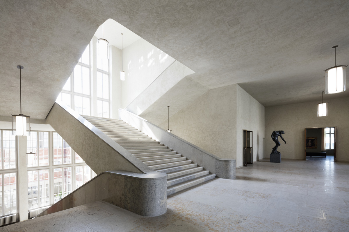 Kunstmuseum Basel, Hauptbau: Elegant fliessen die Treppenläufe aus der Vertikalen und lenken das Tageslicht in die Erschliessungsbereiche.
