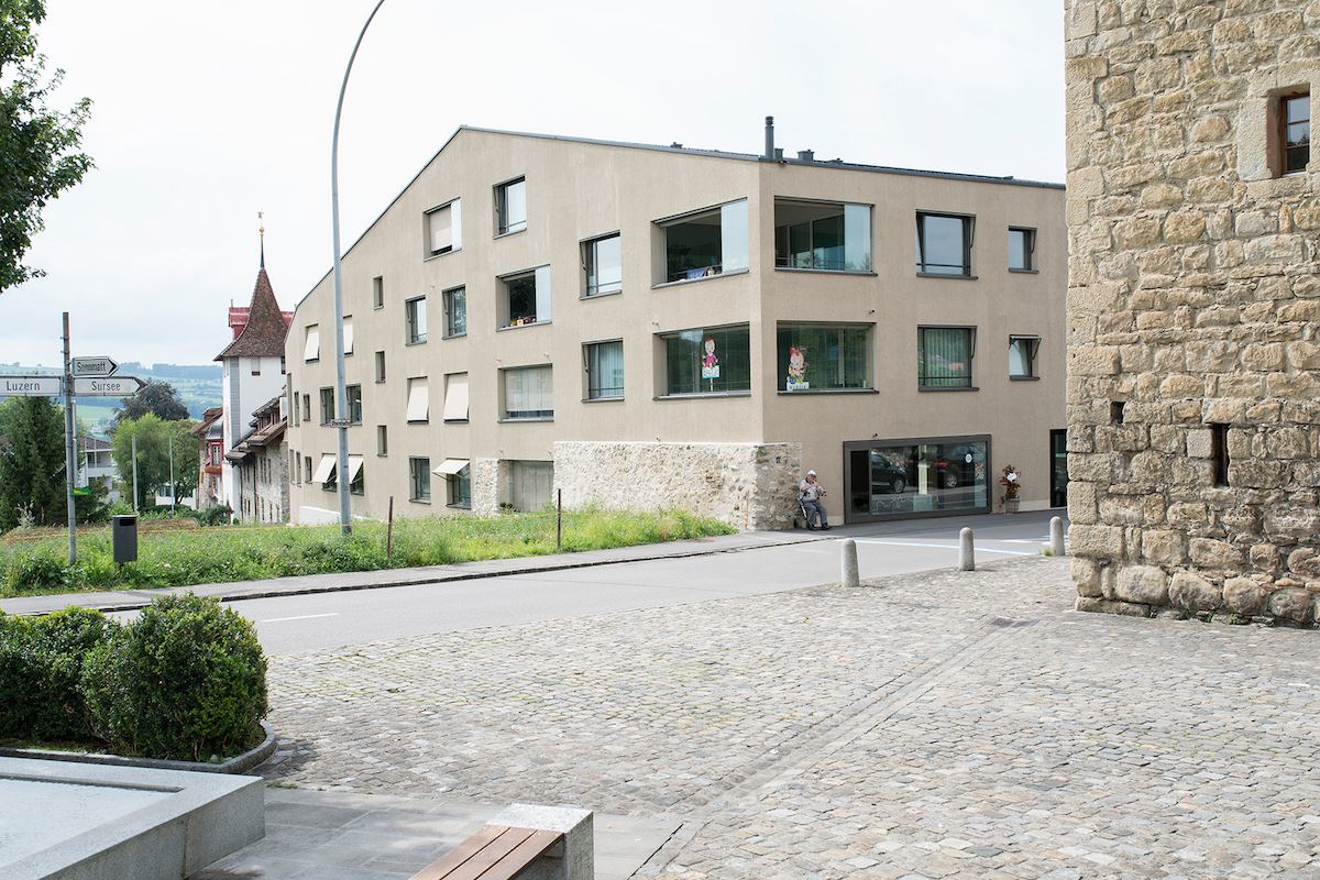Ein Landwirtschaftsbetrieb mit einer überproportional grossen Scheune prägte bis vor wenigen Jahren den südöstlichen Eingang zur Altstadt. Mit der neuen Gewerbe- und Wohnüberbauung Mühle – dem Resultat eines privaten Architekturwettbewerbs – ist es gelungen, neue Nutzungen in die Altstadt zu bringen und zugleich den Stadteingang aufzuwerten.