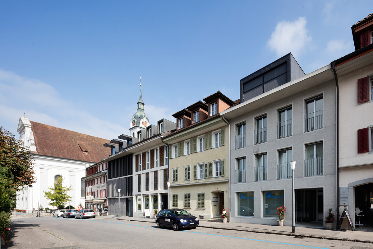 Ein Neubau anstelle einer Baulücke und zwei Ersatzneubauten ergänzen die Häuserzeile an der Oberstadtstrasse.