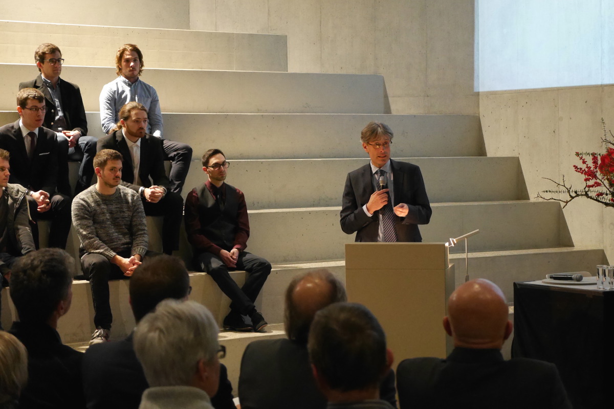 Prof. Franco Gervasoni, Direttore generale SUPSI, unterstreicht die Gleichbehandlung der drei grossen Landessprachen im Projekt «Best of Bachelor».