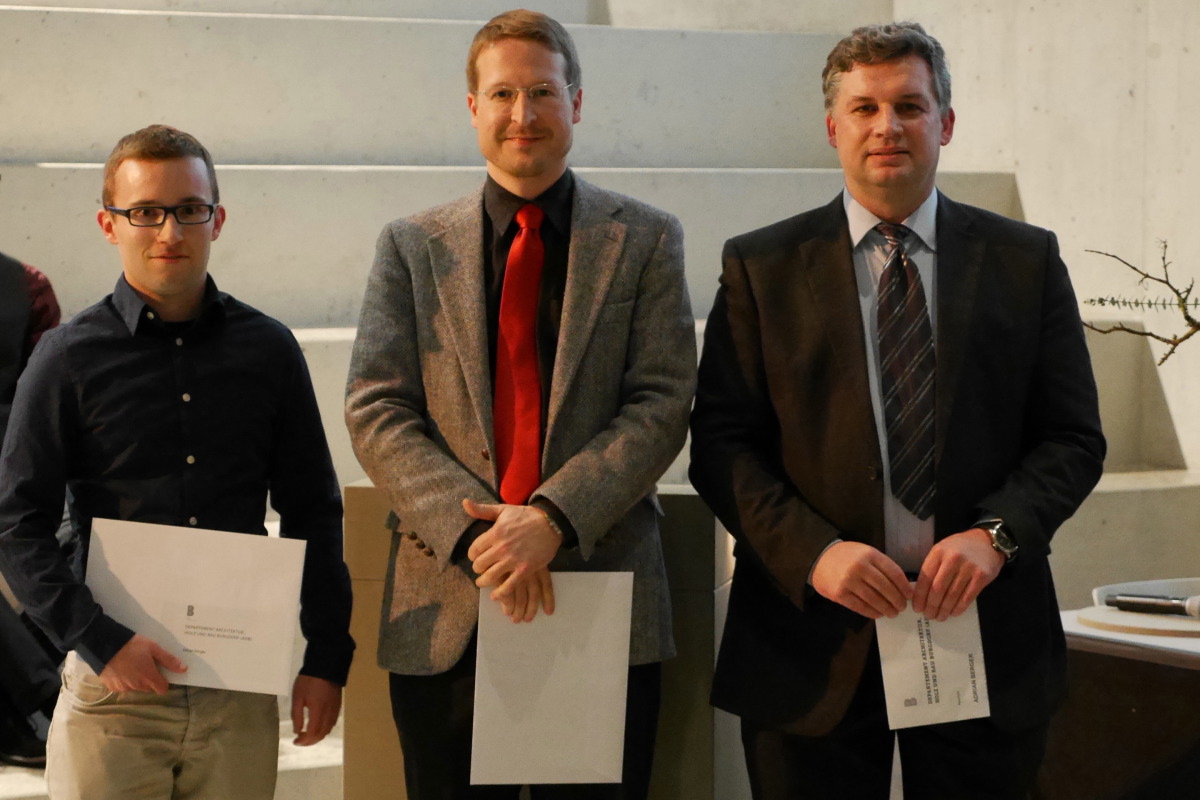 Adrian Berger, Tobias de Stoutz (beide BFH); Prof. Dr. Markus Romani, Abteilungsleiter Bachelor Bau BFH. Burgdorf