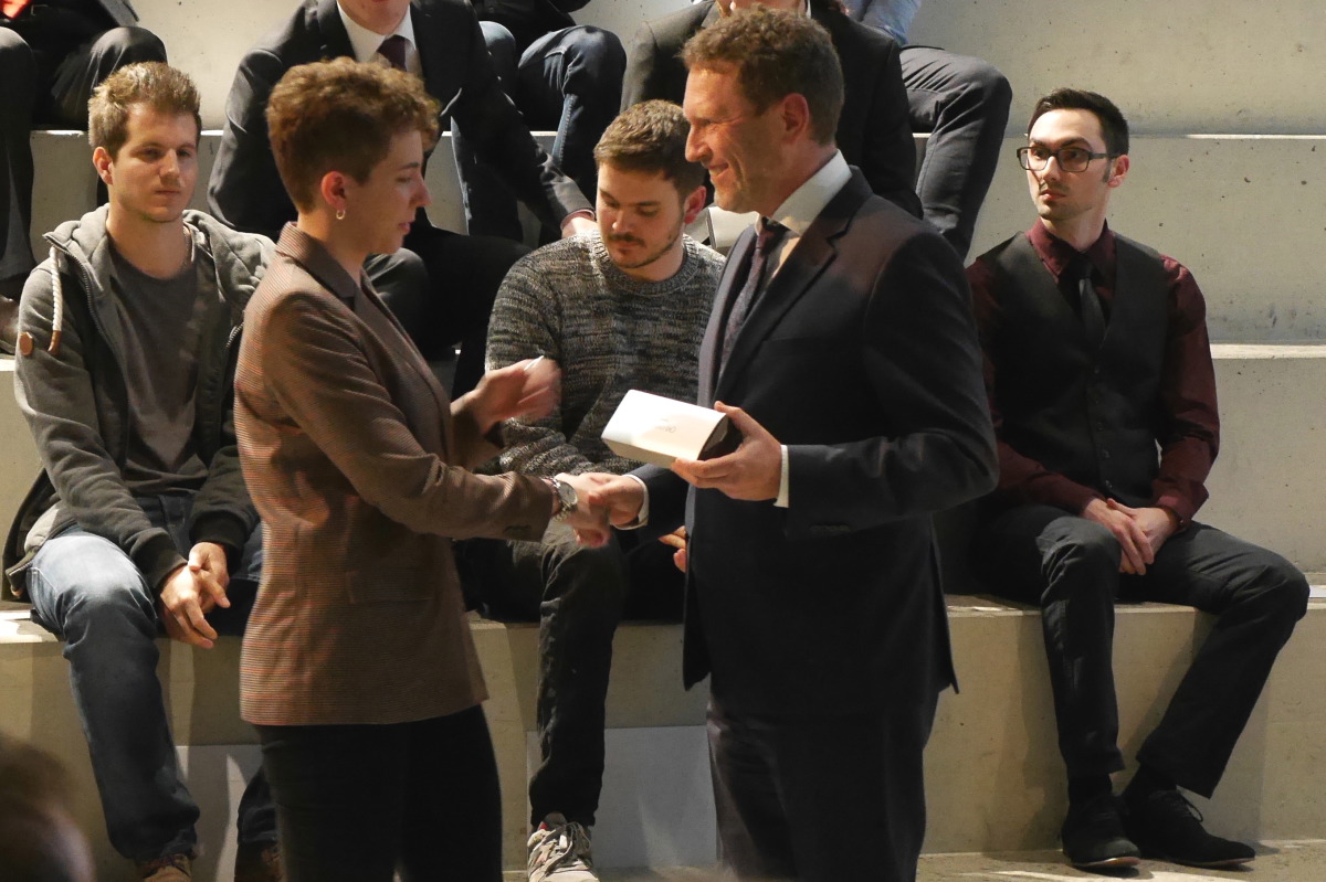 Einen gravierten Zeichenstift für jede/-n Nominierte/-n: Martin Scherer mit Andrea-Kristin Bachmann (HSR).
