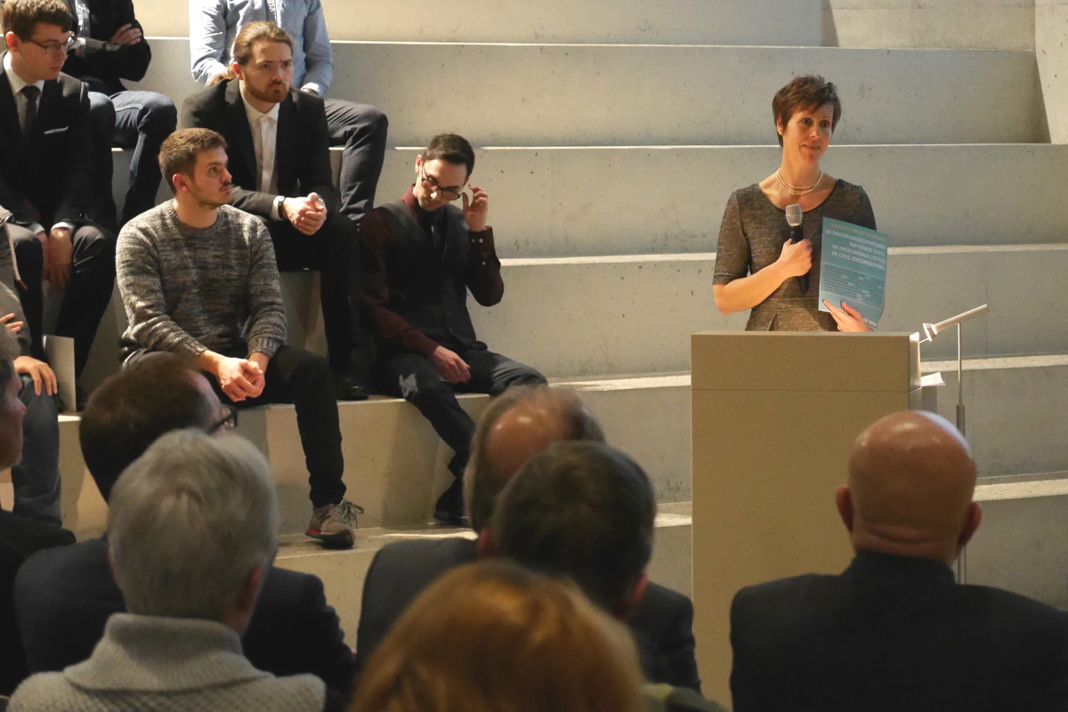 Schwarz auf weiss: Katharina Schober, Leiterin espazium – Der Verlag für Baukultur, präsentiert die Begleitpublikation zur Preisverleihung.