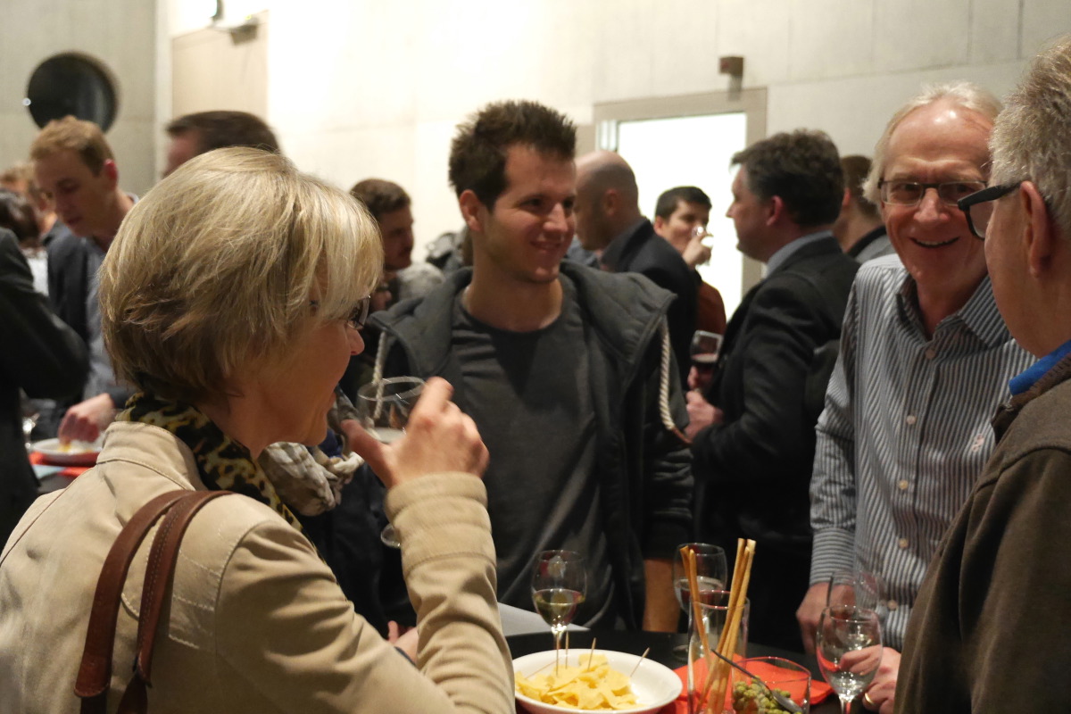 Frau Elsässer (Elsässer Betonbauteile) im angeregten Gespräch beim Apéro.