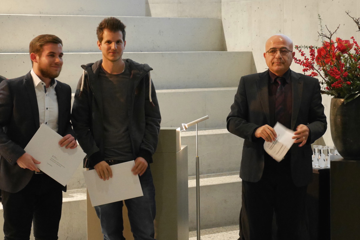 Pascal Hasler, Fabian Capararo (beide HTW Chur); Prof. Dr. Imad Lifa, Leiter Institut für Bauen im alpinen Raum HTW