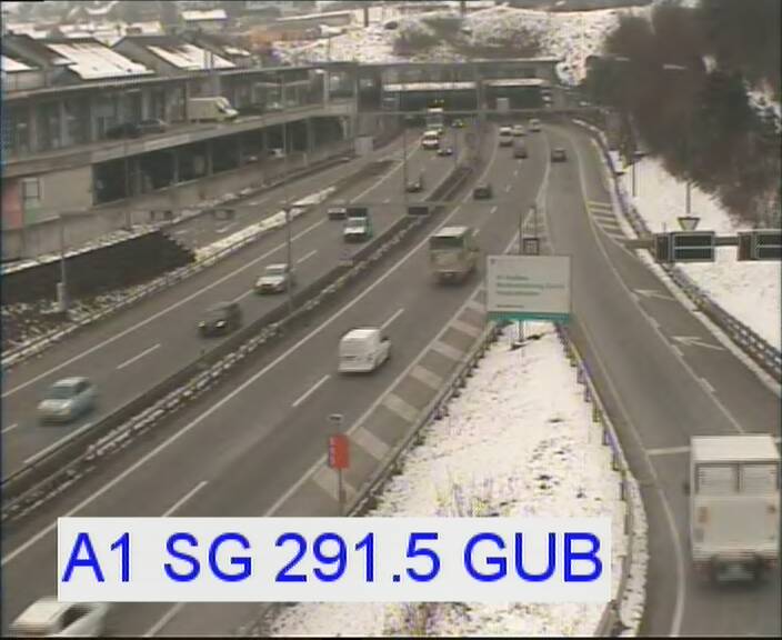 Mit dem Nationalstrassen- und Agglomerationsfonds sollen Engpässe behoben werden, darunter der Spurausbau im Gubristtunnel (im Bild: Westportal).