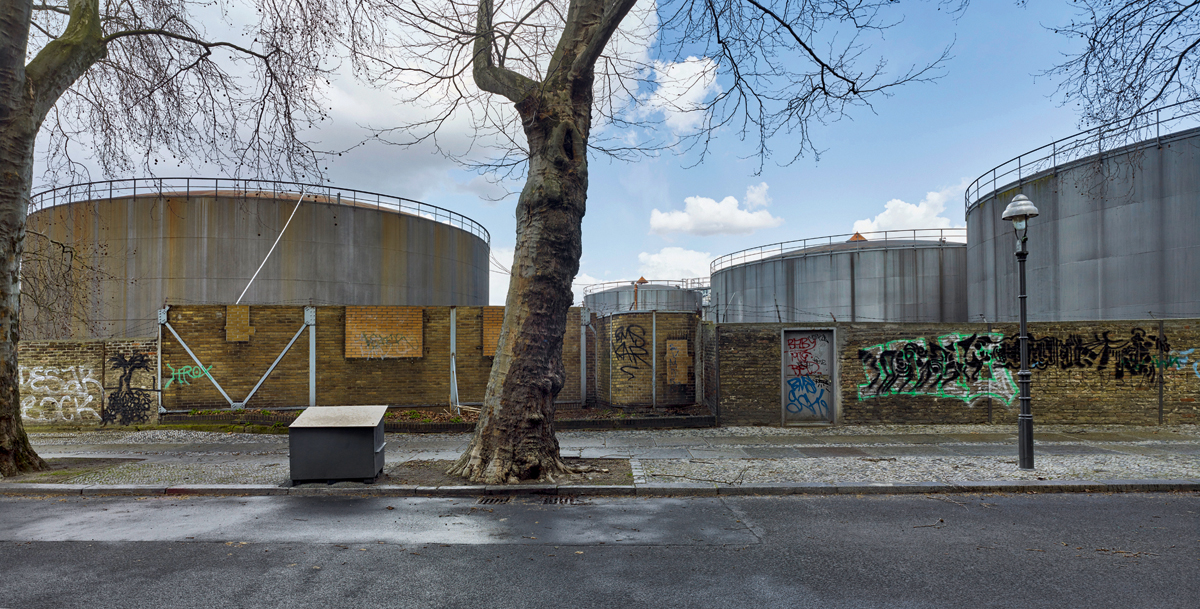 Die WerkBundStadt wird auf dem Areal eines Tanklagers geplant. Der Standort in unmittelbarer Nähe zur Spree ist Teil der Industriegeschichte Berlins: ein Ort, der eher gewachsen als geplant ist und durch Brüche und den spröden Charme des Zufälligen geprägt wird.