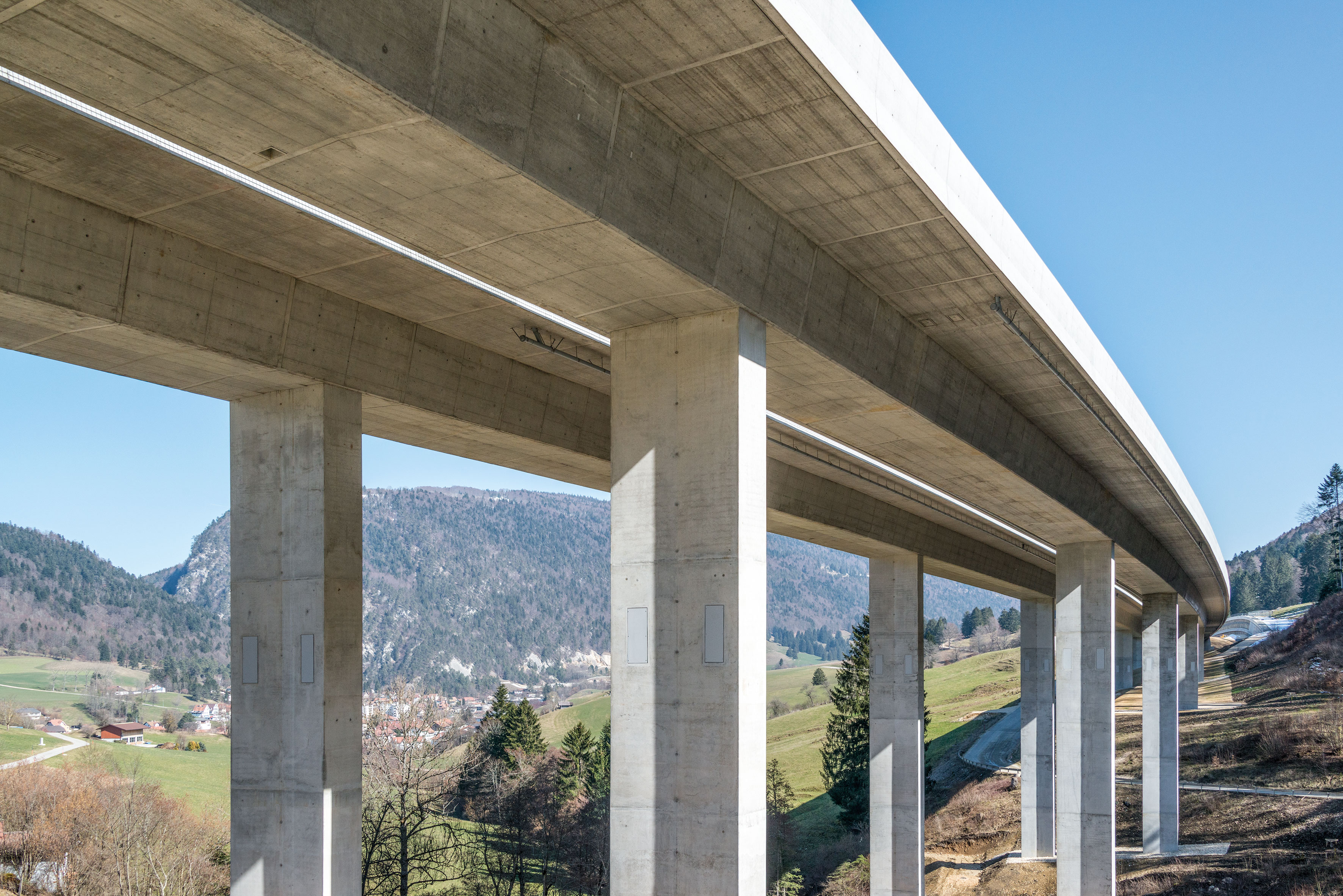 La culture du bâti couvre aussi l’insertion de l’ouvrage dans le paysage, comme le viaduc Eaux des Fontaines à Court