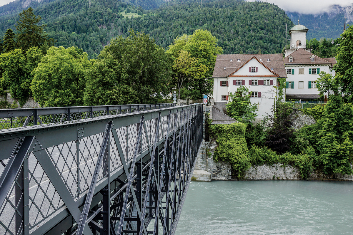 Baukultur meint auch den Erhalt historischer Ingenieurbauwerke – wie etwa der 135 Jahre alten Eisenfachwerkbrücke über den Rhein bei Reichenau GR. Sensibel erneuert wurde die Brücke 2014/15 vom Ingenieurbüro Conzett Bronzini Partner aus Chur.