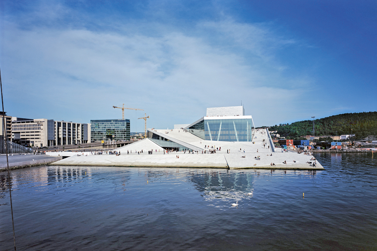 Nationaloper von Norwegen, Oslo (Architektur Snøhetta): Fliessende Übergänge von innen nach aussen fügen sich zu einem Erlebnisraum nach menschlichem Mass und zu einer differenzierten Komposition von Mensch und Ereignis.