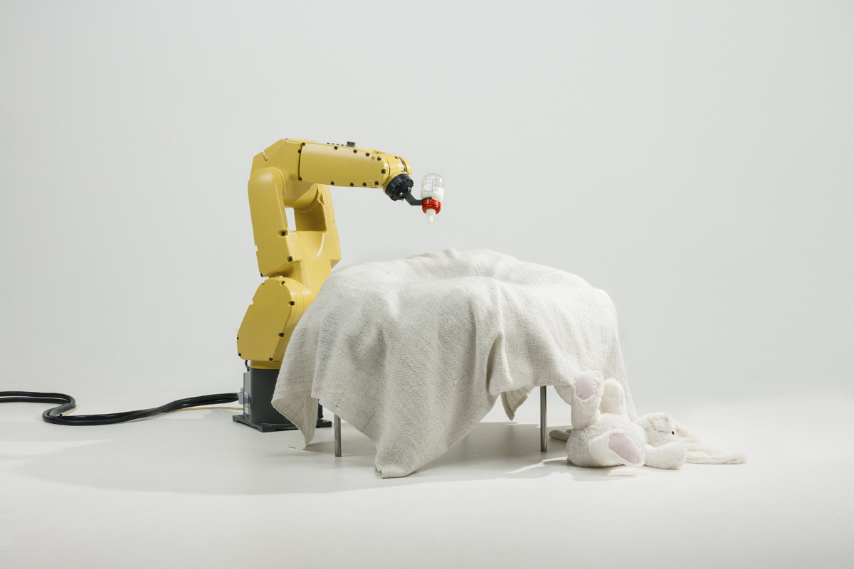 Wie nah dürfen die Roboter kommen? Was unterscheidet den Menschen von der Maschine? Stephan Bogner, Philipp Schmitt und Jonas Voigt, «Raising Robotic Natives», 2016.