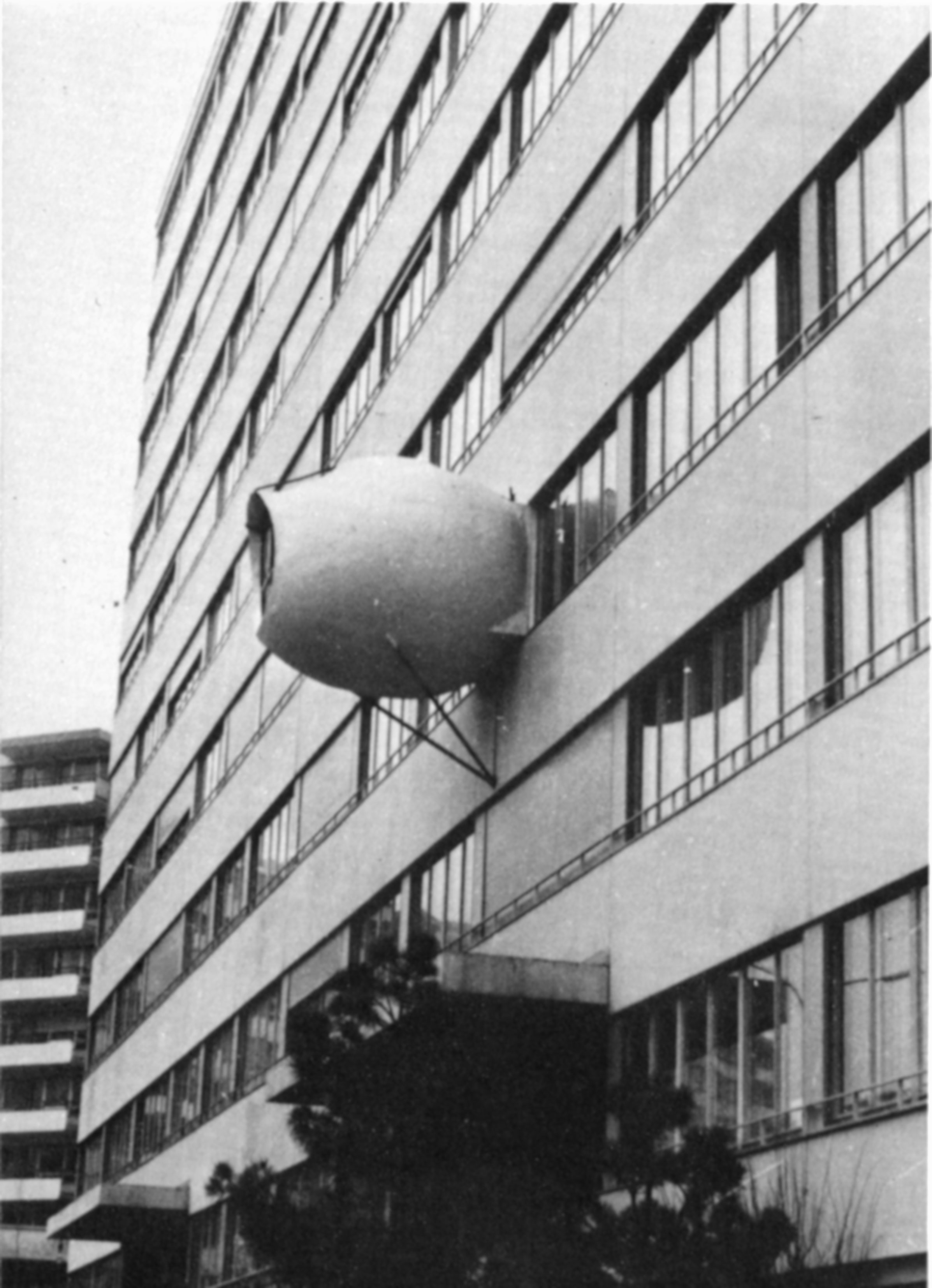 Bulle pirate inspirée par le Manifeste de l’architecture insurrectionnelle de Jean-Louis Chanéac et installée par Marcel Lachat au Grand-Saconnex, Genève, 1970.