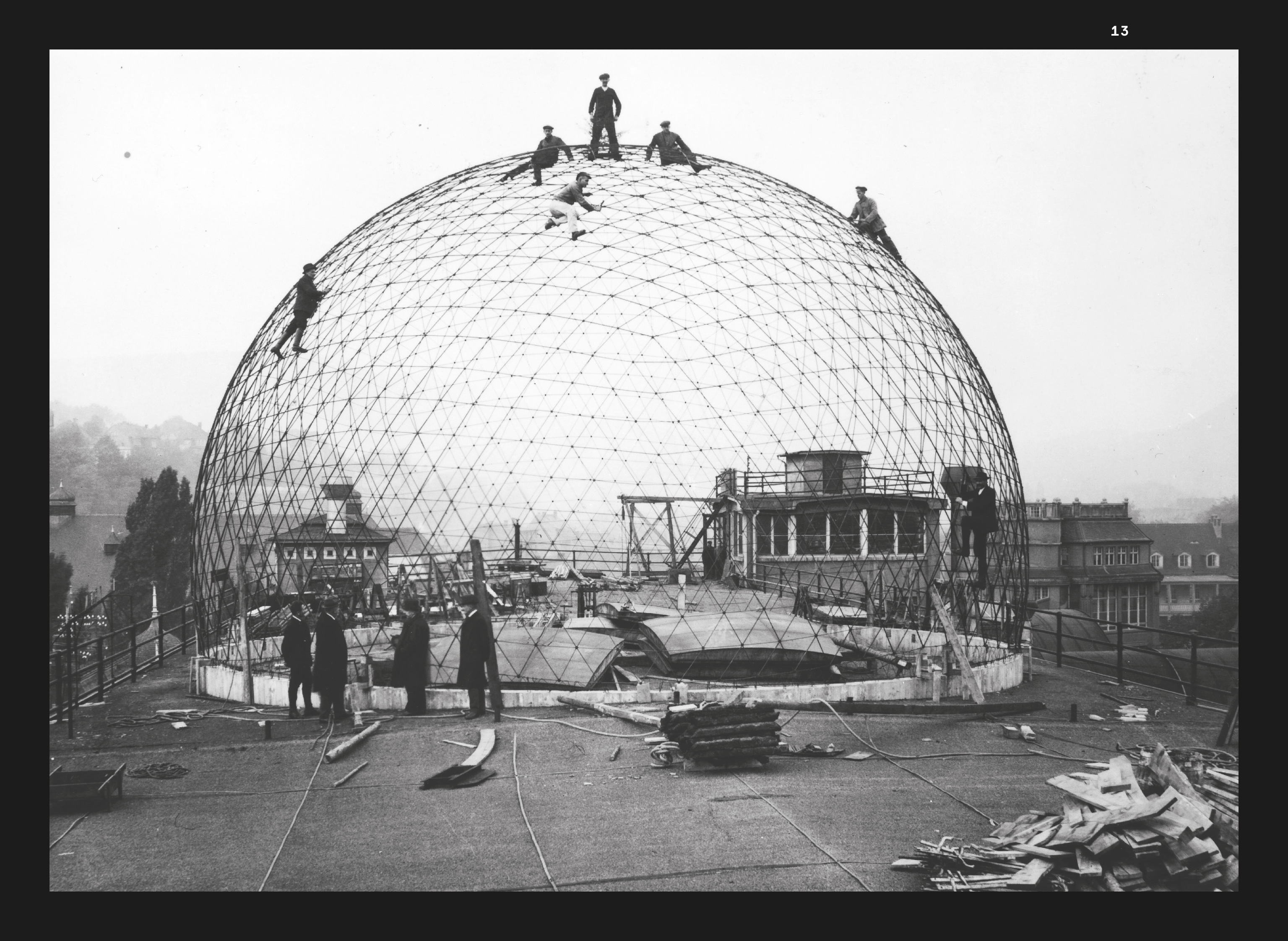 pp. 12-13 : Walter Bauersfeld ingénieur, Dyckerhoff et Widmann construction, premier dôme pour le planétarium du bâtiment principal de Carl Zeiss, 1923, Iéna. (© Dyckerhoff &amp; Widmann