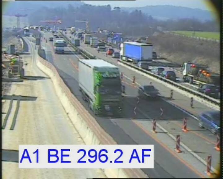 Nordumfahrung Zürich, vor dem Gubristtunnel in Zürich-Affoltern; Webcam Blickrichtung Bern, am 15.02.2017, 13.20 Uhr