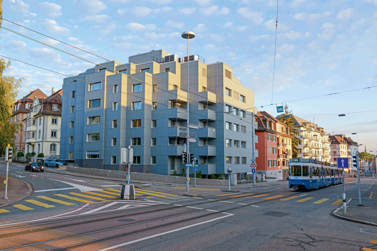 ... verpasste das Büro Viridén + Partner eine neue Gebäudehülle, die es mit Strom versorgt. Die matten Glas-Glas-Module an der Fassade sind mit monokristallinen Zellen ausgestattet. Die PV-Anlagen an der Fassade und auf dem Dach haben zusammen eine Leistung von rund 190 kWp. Der zu erwartende Jahresbedarf des Gebäudes wird zu 100 % abgedeckt. Betrachtet man Viridéns PV-Sanierungen der letzten Jahre, wird ersichtlich, wie sich die Photovoltaikanlagen – dank immer neuer Technologien – zunehmend subt
