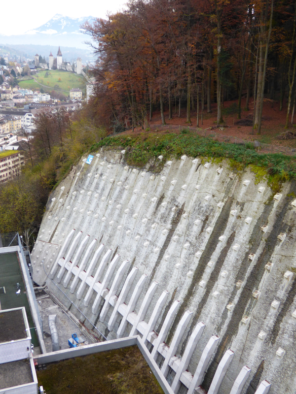 Östlicher Teil der Felssicherung im ehemaligen Steinbruch Sagenmatt, dem grössten von ehemals 20 auf Luzerner Stadtgebiet. Die Museggmauer im Hintergrund und weitere Bauten Luzerns bestehen aus derartigem Plattensandstein. Die Rigi (ganz hinten) allerdings nicht. Sie baut sich vorwiegend aus Nagelfluh auf.