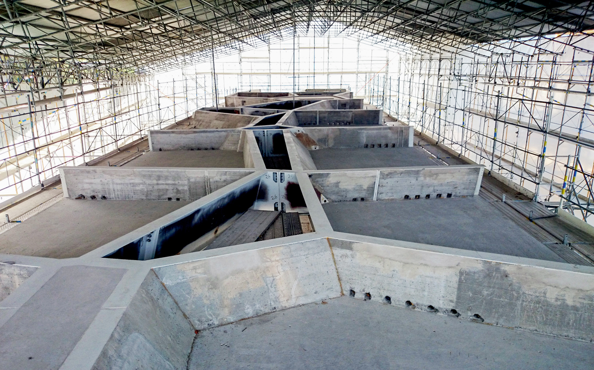 Die komplexe Voronoi-Stahlstruktur aus lasergeschnittenen Blechen wurde in Teilen im Werk vormontiert. Der Brandschutz wird durch Ausfachungen aus Beton sowie Verkleidungen mit Brandschutzplatten sichergestellt.